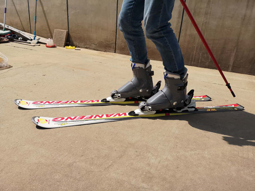 微信圖片/></p><p>穿上雪靴后，走路的竅門是用后腳跟先著地，這樣走比較舒服。千萬不要靠雪杖和手去撐地面剎車，這是初學者常犯的大忌，下場之前一定要學會摔倒之后如何站立起來，如果站立方法不正確，自己將無法繼續滑行，還會造成其他滑雪者的不便，在滑雪場來說是很危險的。</p><script src=